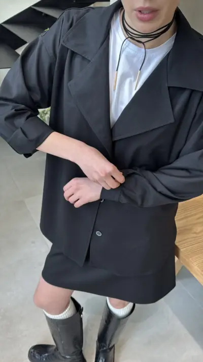 Чорний костюм з спідницею