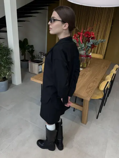 Чорний костюм з спідницею