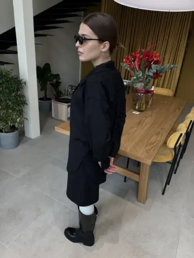 Чорний костюм з спідницею