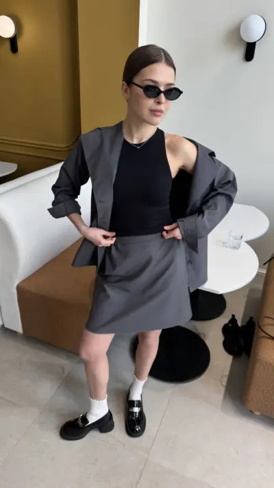 Сірий костюм з спідницею