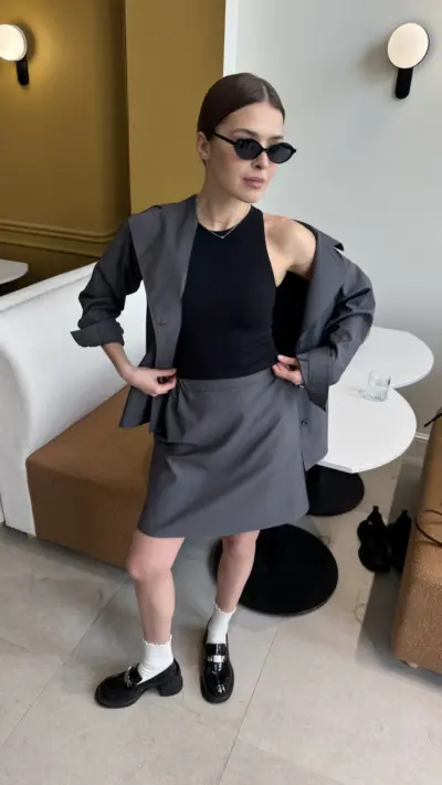 Сірий костюм з спідницею