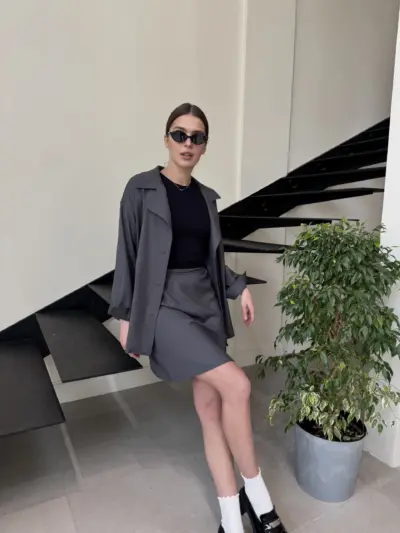 Сірий костюм з спідницею