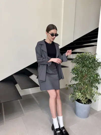 Сірий костюм з спідницею