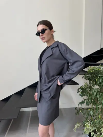 Сірий костюм з спідницею