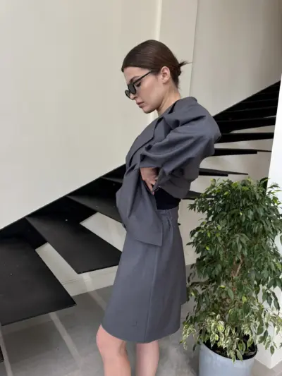 Сірий костюм з спідницею