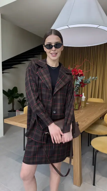 Костюм в клітинку з спідницею