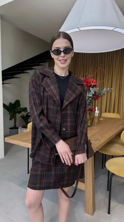 Костюм в клітинку з спідницею