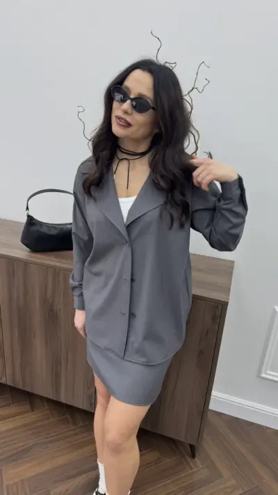 Сірий костюм з спідницею