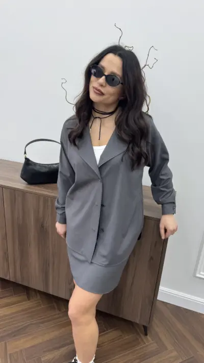Сірий костюм з спідницею