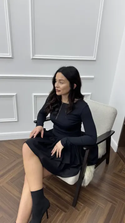 Чорна сукня з акцентним низом