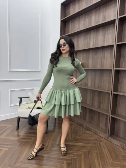Оливкова сукня з акцентним низом