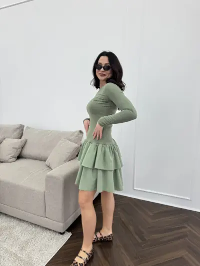 Оливкова сукня з акцентним низом