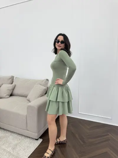 Оливкова сукня з акцентним низом