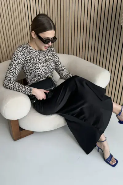 Чорна спідниця з шовку