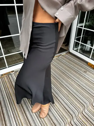 Чорна спідниця з преміального сатину