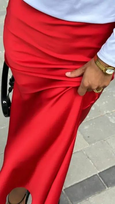 Червона спідниця з преміального сатину
