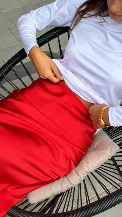 Червона спідниця з преміального сатину