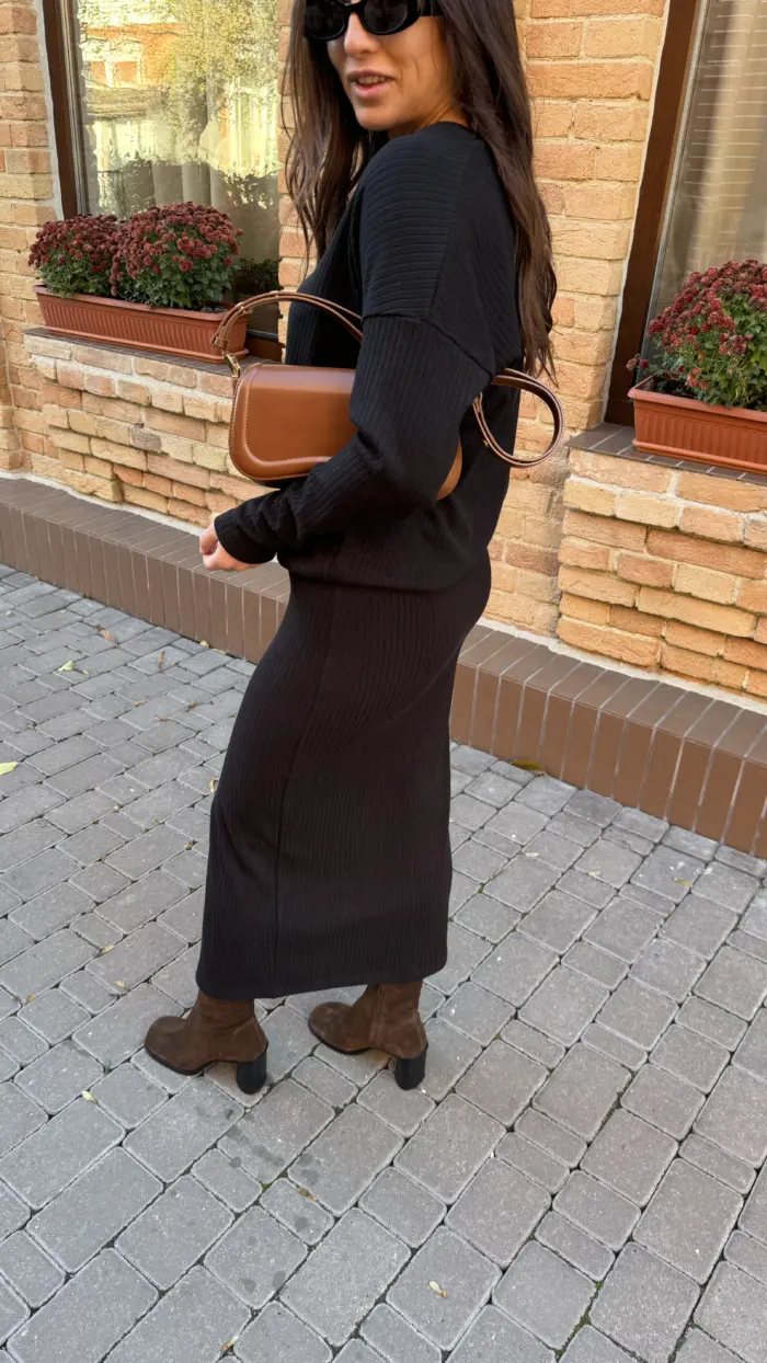 Чорний костюм в рубчик