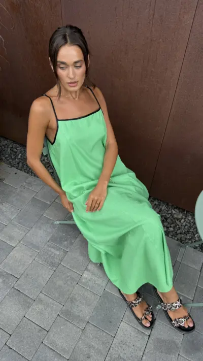 Зелений лляний сарафан