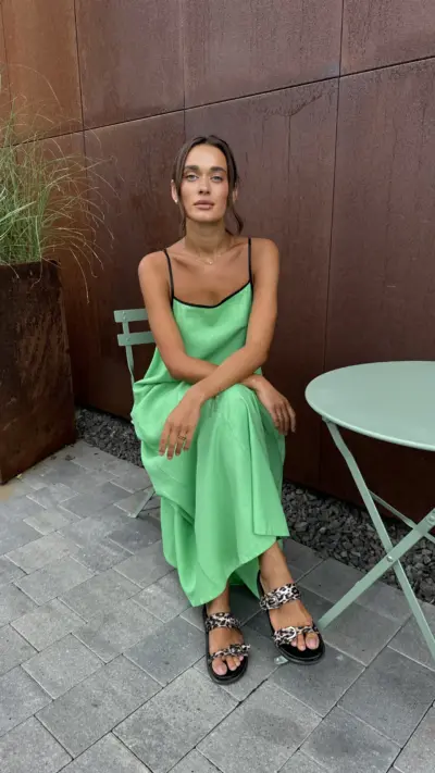 Зелений лляний сарафан