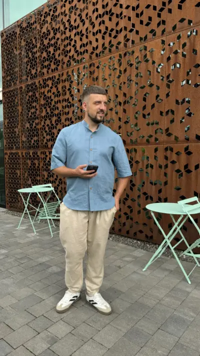 Блакитна чоловіча сорочка