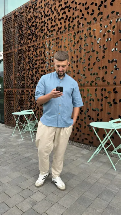 Блакитна чоловіча сорочка