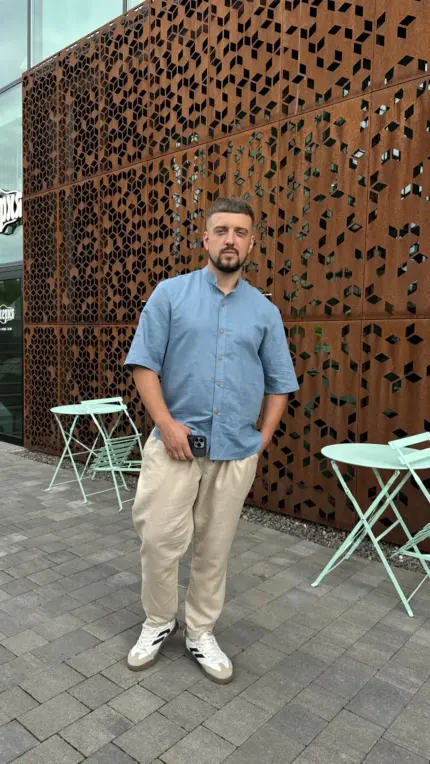 Блакитна чоловіча сорочка