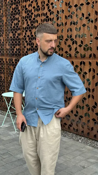 Блакитна чоловіча сорочка