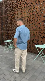 Блакитна чоловіча сорочка
