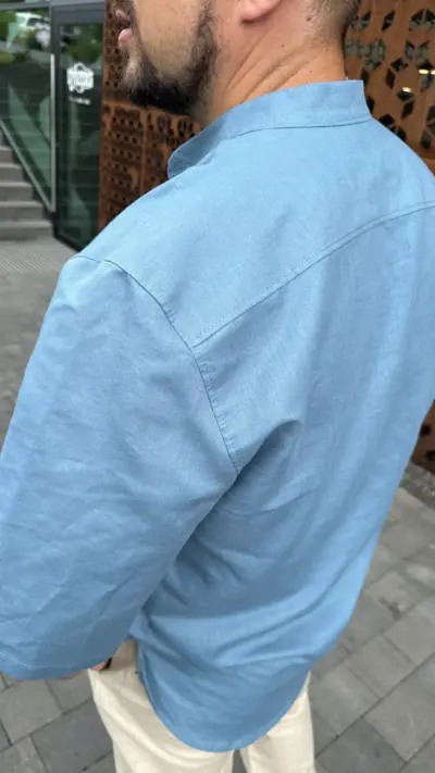Блакитна чоловіча сорочка