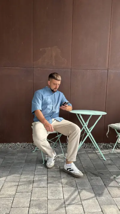 Блакитна чоловіча сорочка