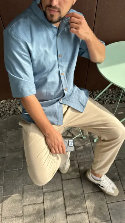 Блакитна чоловіча сорочка