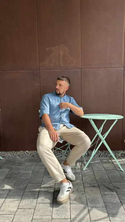 Блакитна чоловіча сорочка