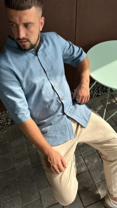 Блакитна чоловіча сорочка