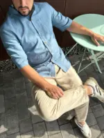 Блакитна чоловіча сорочка