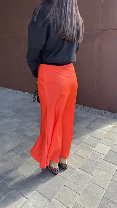 Червона спідниця з шовку