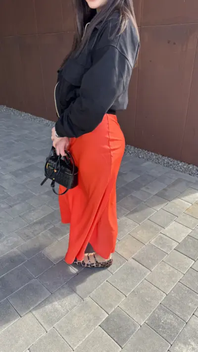 Червона спідниця з шовку