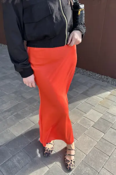 Червона спідниця з шовку