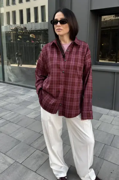 Бордова картата сорочка