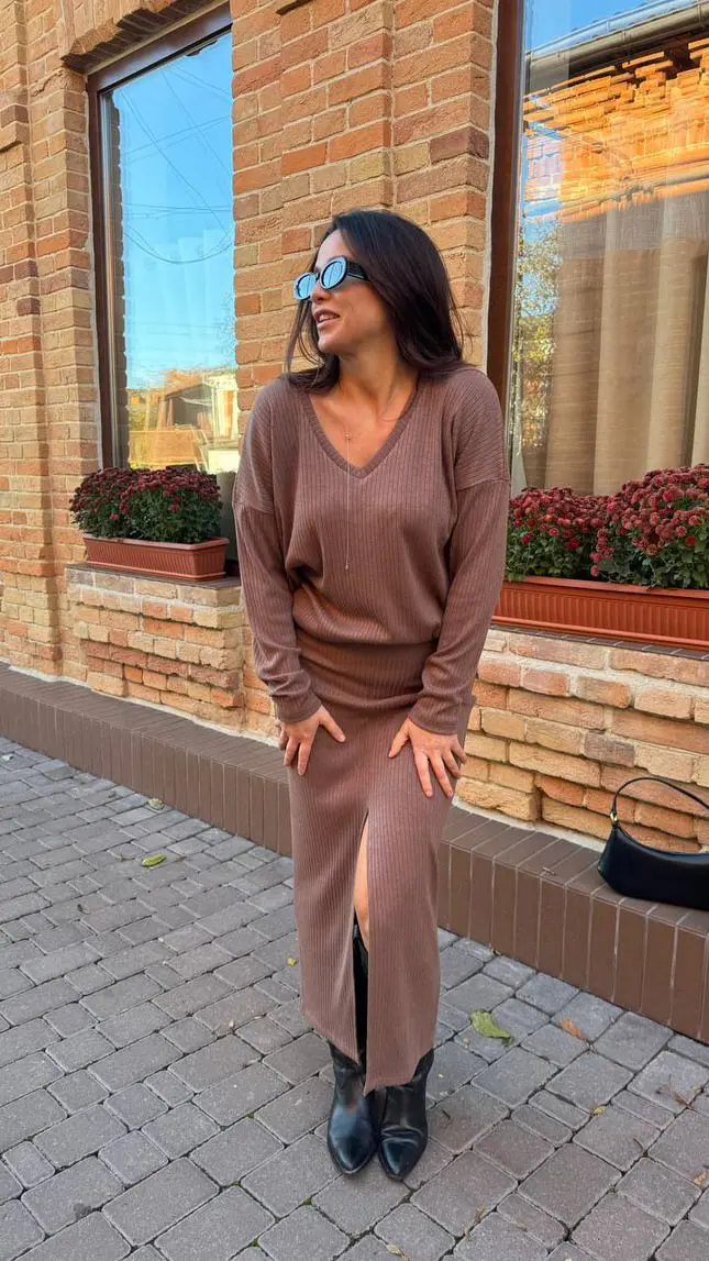 Молочний костюм спідниця та кофта Шоколадний костюм спідниця та кофта