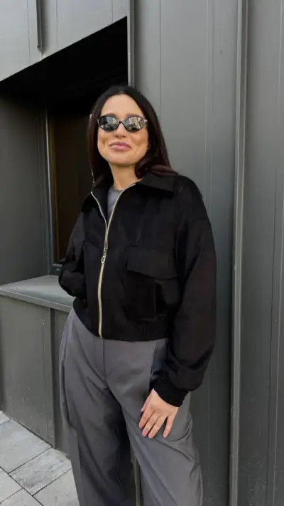 Чорна куртка коротка з еко замші