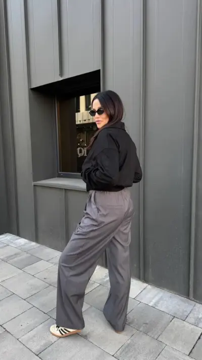 Чорна куртка коротка з еко замші