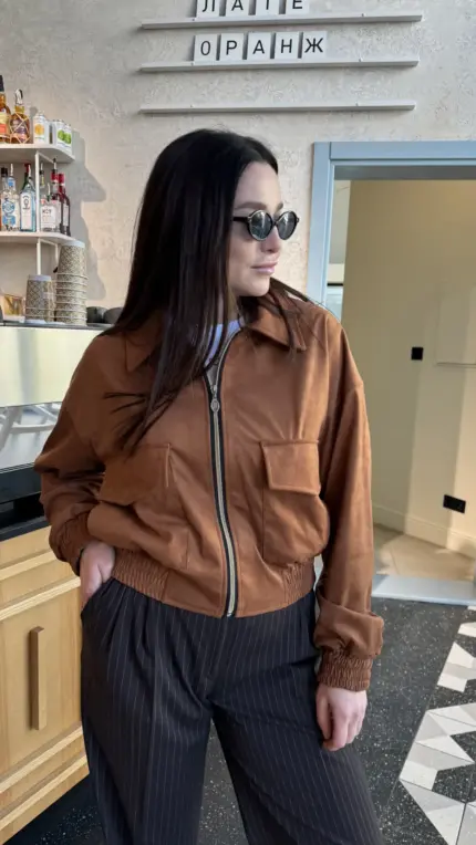 Коричнева куртка коротка з еко замші