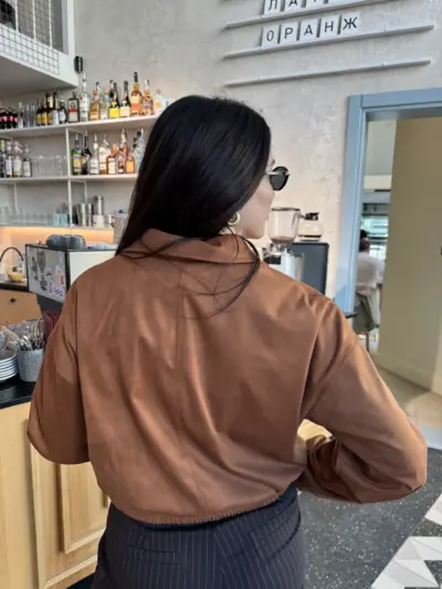 Коричнева куртка коротка з еко замші