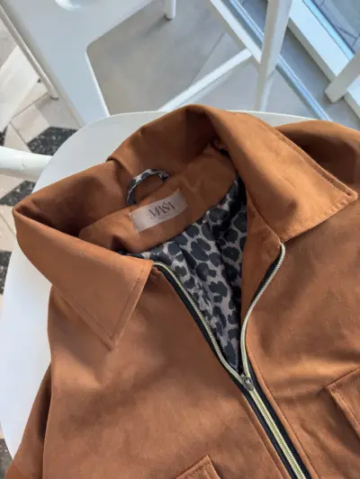 Коричнева куртка коротка з еко замші