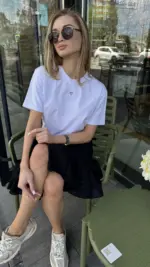 Біла футболка з сердечком вишитим