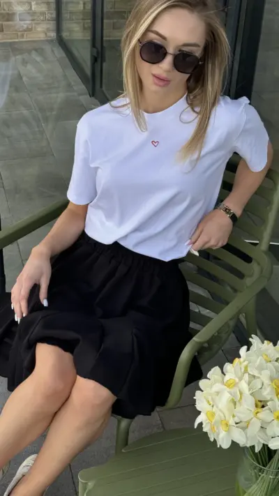 Біла футболка з сердечком вишитим