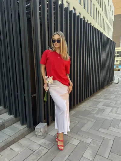 Червона футболка з сердечком вишитим