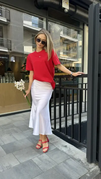 Червона футболка з сердечком вишитим