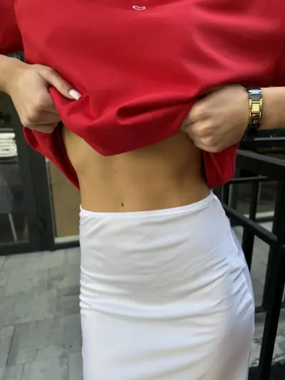 Червона футболка з сердечком вишитим